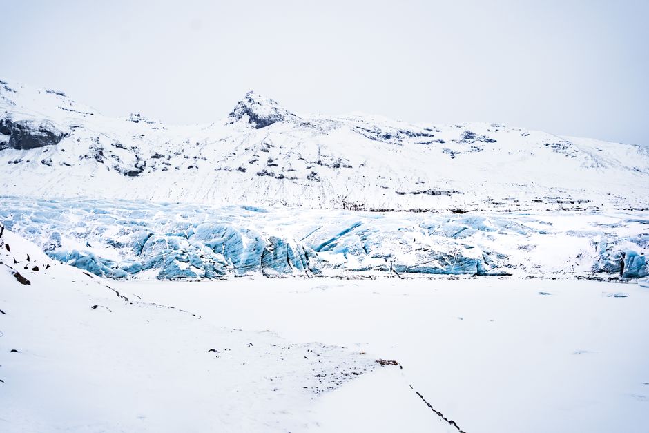 Majestic snowy landscape showcasing icy mountains and vast glaciated terrain in Iceland.